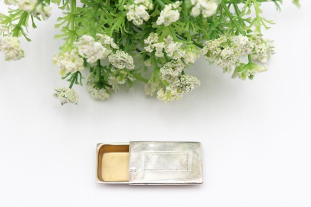 Caixa de comprimidos em prata de forma rectangular com tampa corrediça